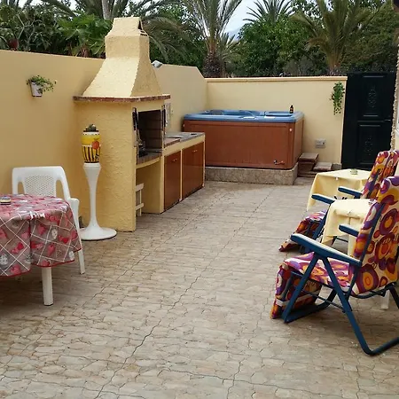 Villa Riki - Bed & Breakfast 아로나