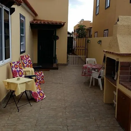 Villa Riki - Bed & Breakfast 아로나